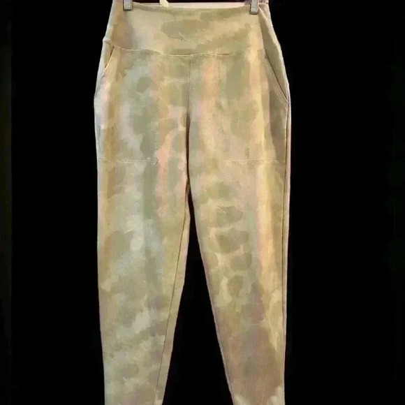 Garnet Hill Ascent Joggers in Alabaster Camo Print, Size XS ( 0-2) - Picture 2 of 8